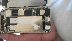 Gold iPhone 6s - Good Condition