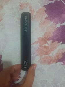 HUDA BEAUTY LASH LEGIT MASCARA ( LENGTH PLUS CURL)