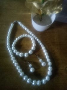 Elegant White Pearl Jewellery Set – Necklace, Brac