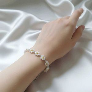 Pinteresty Daisy Beaded Bracelet 🤍