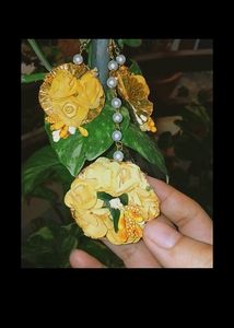 Jewellery For Haldi Set Of 2 Piece ( Maang Tika And Earrings) Colour Yellow
