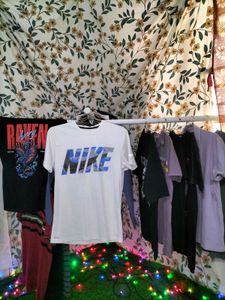 Nike Graphic Print Tee Orignal LESS USES
