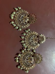 Main Earring Bech Rhi hu.golden Colours ki h.
