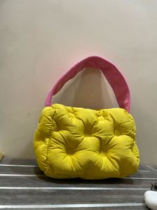 👜 Trendy Puffy Shoulder Bag – Bold Style.💛🎀