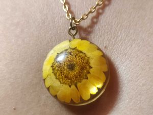Resin Pendant With Daisy Flower