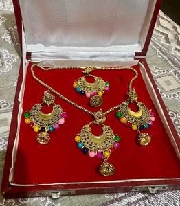 Multicolored Jewellery Set With Tika