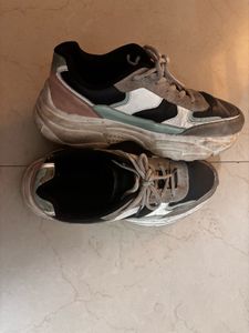 Selling My Two Used Shoes – UK 6