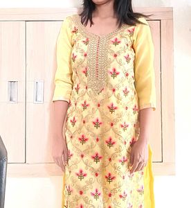 Elegant Embroidered Kurti With Pant