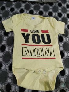 Cute &#39;Love You Mom&#39; Baby Onesie