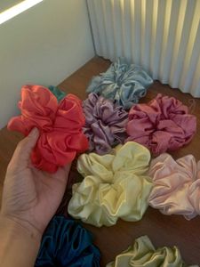 Bundel Of 10 Big Scrunchies