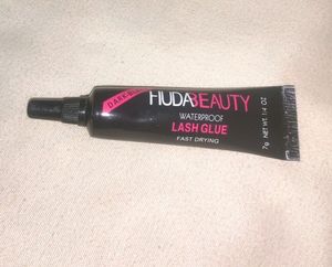 Huda Beauty Eyelashes Glue