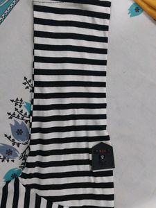 A black white crop tee