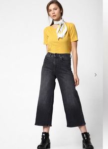 ONLYRound-Neck T-shirt with TwistBack Cutout