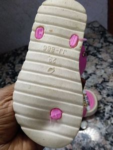 Bahut Hi Pyari Bacchon Ke Sandal Pi P