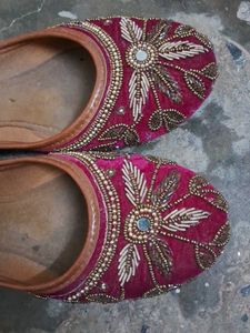 Rose Pink Embroidered Jaipuri Juttis