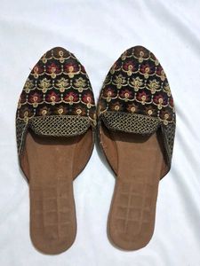 Embroidered Jutii ✨️