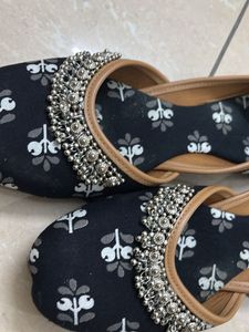 Rajasthani Floral Juttis