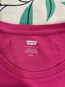 Levi&#39;s Graphic Tee - Pink with Heart Logo