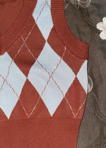Brown &amp; white checked cropped sweater Top🤎