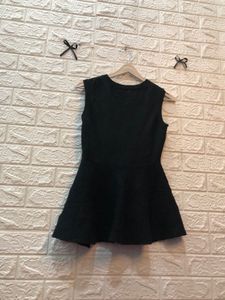 Chic Black Sleeveless Knit Top