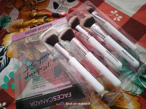 Faces Canada Mekeup Brushes