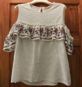 Pretty sleeveless top with all round embroidery