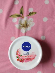 Nivea Soft Berry Blossom Moisturizer 💕