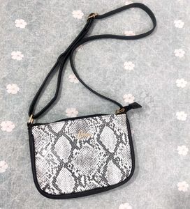 Snakeskin Print Sling / Crossbody Bag ✨New✨