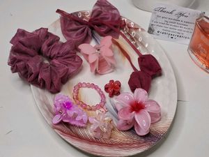 Combo Of 8 Pcs Hair Accessories 😍
