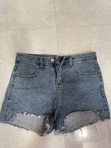 Hot Shorts With 2 Tops