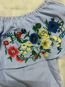 Ginger Embroidery Off shoulder top🌸