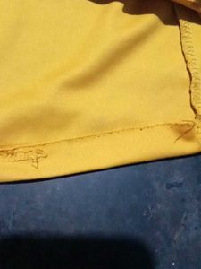 Stylish Yellow Basic T-Shirt – Second Hand