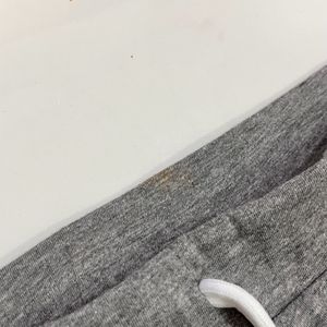grey shorts