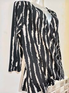 🎄Buy 1, Get 1 Free🎁 Printed Top M/ L Size