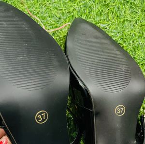 Chic Black Bow Heels