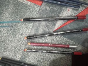 Brush Kajal Lip Outliner