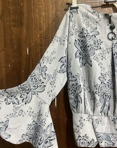 🎀Floral Print Top with bell sleeves🎀