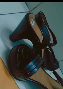 BLACK HIGH HEELS
