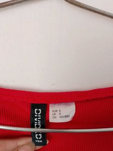 branded red long sleeves crop top.