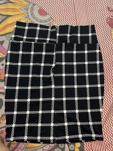 Black &amp; White Grid Print Pencil Skirt