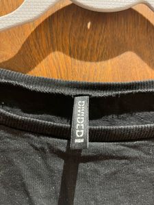 Black Crop Top with Bold Print – H&amp;M Divided