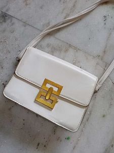Classy White Bag🌼