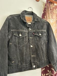 Levi’s Black Cropped Denim Jacket (S)