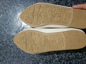 White Flats with Bow - Size 6