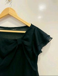 Beautiful Top With Nice Bow Detailing