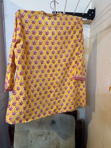 Green &amp; Yellow Printed Tunic Tops With Navy Jeans