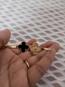 ✨✨SALE✨✨Black And Gold Flower Bracelet
