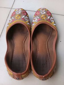Floral Embroidered Juttis