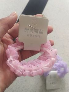 4 scrunchies