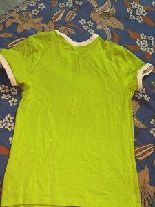 Levi's Graphic Tee - Trendy Style